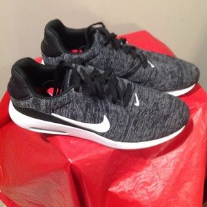 Nike Men's Black, Gray and White Air Max
